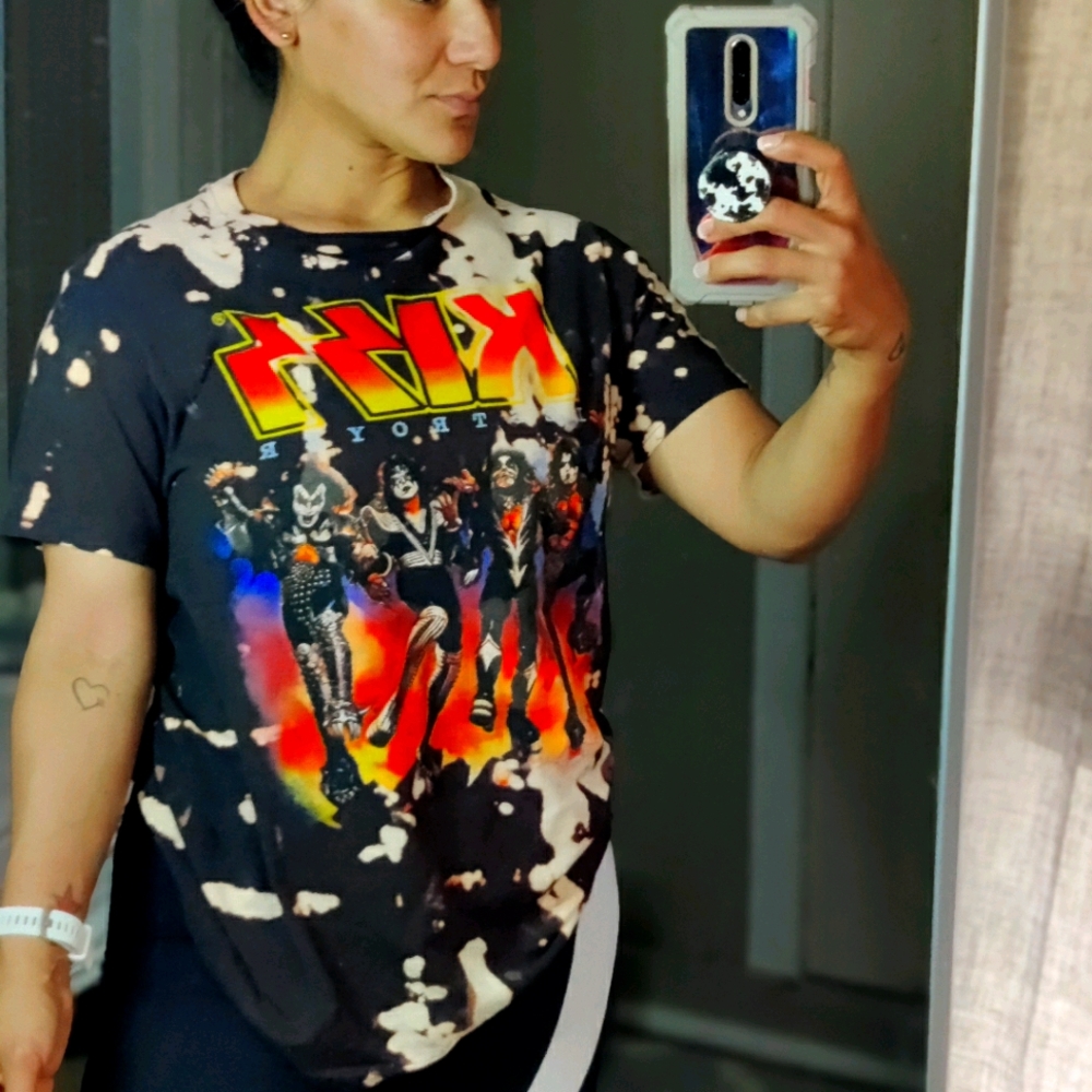 Custom kiss bleached shirt